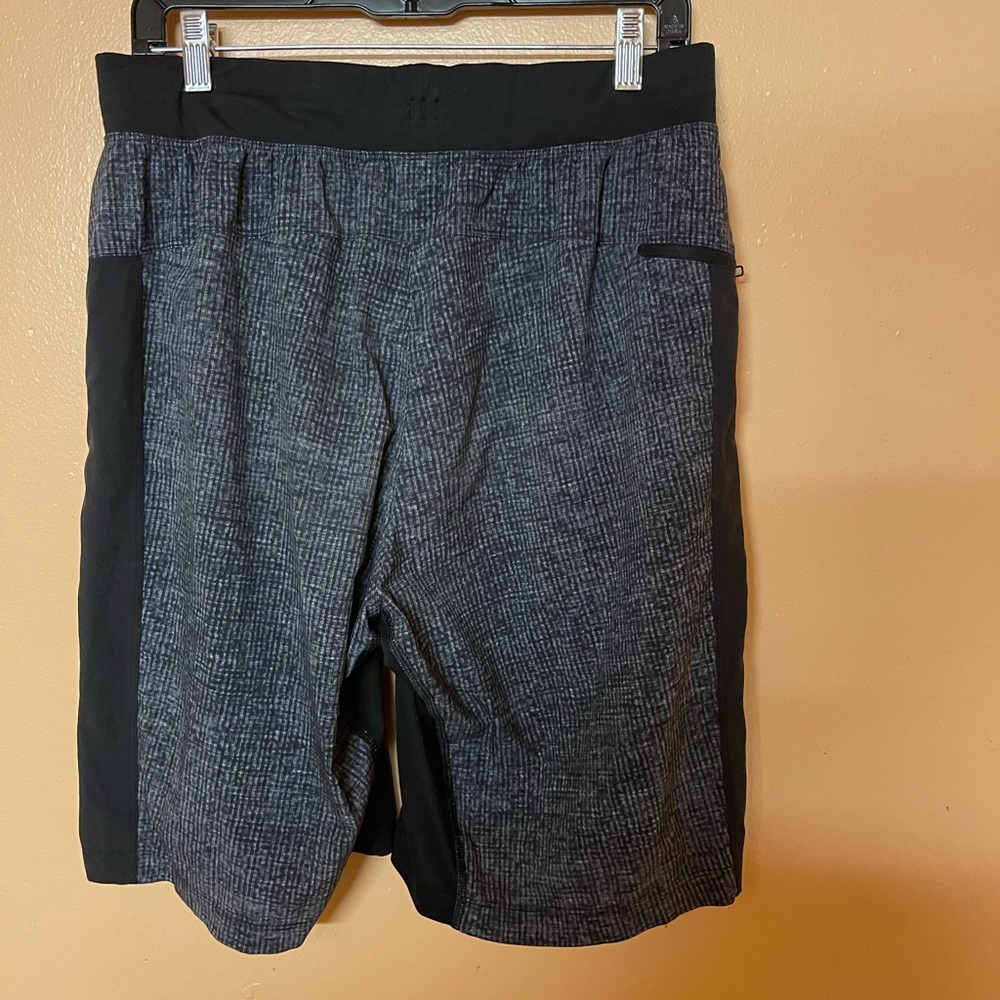 Flawed Lululemon The Short Men’s Size Large Have One Hole - Picture 4 of 9